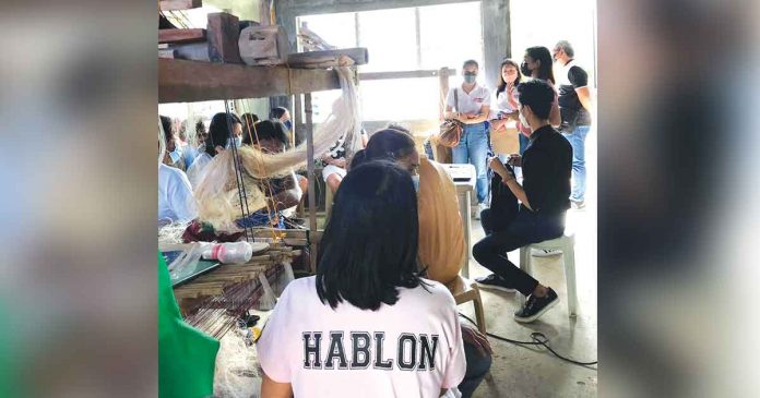 uswag Uswag Ilonggo party-list trains hablon weavers in Badiangan, Iloilo. The major thrust of the party-list include the well-being of every Ilonggo family; proper healthcare for the poor; consistent programs on infrastructure and tourism; agriculture and fisheries; and education, especially more scholarships for the youth.