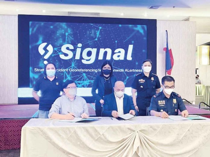 DOST DOST VI led by Regional Director Rowen R. Gelonga (2nd from left), and OCD VI led by Regional Director Jose Roberto R. Nunez, and Police Brigadier General Flynn E. Dongbo, PRO VI Regional Director, signs an agreement to develop ICT systems for disaster risk reduction and management. PHOTOS BY OCD VI