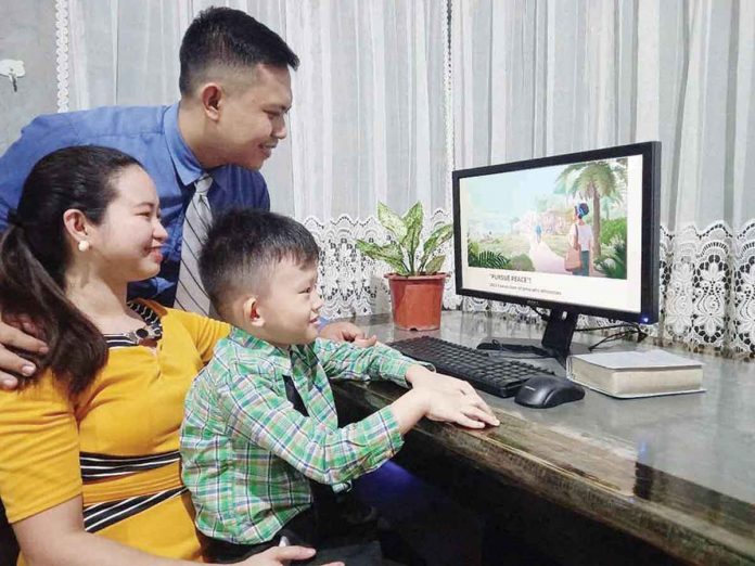 The Parreño family of Iloilo City uses resources from jw.org to preview the “Pursue Peace” Convention.