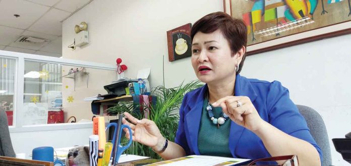 Quiñon “Need gid naton maghalong kag mag-observe sang 3Ms: Magmaskara. Manghinaw. Magdistansya. Indi kita mag-complacent. Ara pa ang COVID-19,” said PHO head Dr. Maria Socorro Colmenares-Quiñon.