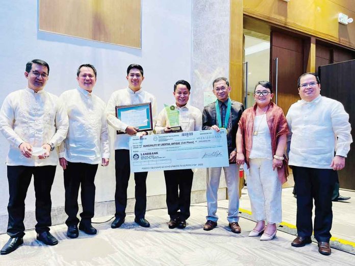 antique-libertad Team Libertad headed by Mayor Mary Jean Te (second from right) receives a plaque of recognition and symbolic check prize for Libertad, Antique’s being declared as “Best Implementor of Population and Development (PopDev) Integration” in the nationwide 2022 Kaunlarang Pantao Award of the Commission on Population and Development. PHOTO FROM MAYOR BEBOT NICOPIOR-TE FACEBOOK PAGE
