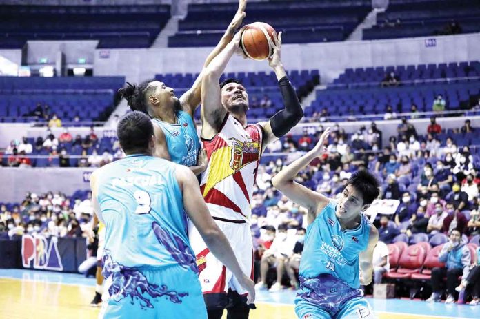 beermen-over-fuelmasters San Miguel Beermen’s June Mar Fajardo attempts from the inside amid the defense of Phoenix Super LPG Fuel Masters’ Jayson Perkins, Elvin Jake Pascual and RJ Jazul. PBA MEDIA BUREAU