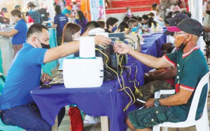 biz-farmers Corn farmers from Iloilo province receive their fuel subsidy from the Department of Agriculture on June 13, 2022. In Antique, validation is ongoing for 250 identified recipients, according to the Office of the Provincial Agriculture. PHOTO COURTESY OF DA-6