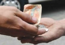 P30 W. Visayas minimum wage hike begins Nov. 16 In a survey, 71 percent of respondents claimed they still settle their bills in cash, which may be due to reservations about using online portals as cybersecurity threats have been rising amid the pandemic. PHOTO ©PHILIPPINE DAILY INQUIRER 2022