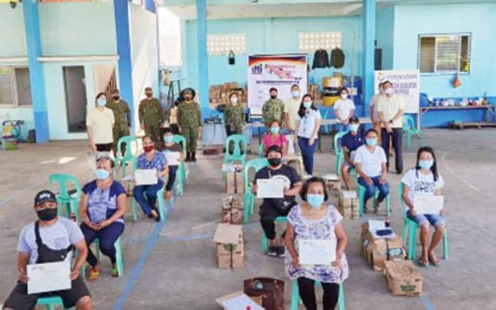 biz2 This undated photo shows the recipients of the Pagbangon at Ginhawa Program livelihood kits in Iloilo City. This year, the Department of Trade and Industry has allocated 40 livelihood kits for barangays that have been cleared from insurgents. DTI ILOILO PHOTO
