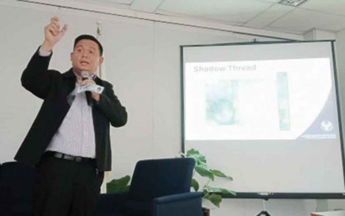 biz2 Acting Bank Officer V Gregorio Baccay III of Bangko Sentral ng Pilipinas discusses the security features of the polymer P1,000 bill during the Regional Roadshow on Philippine Currencies in Bacolod City. PNA