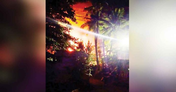 boracay-fire From behind the trees can be seen smoke that appears to be growing red from a warehouse that caught fire in Sitio Bulabog, Barangay Balabag, Boracay Island. PHOTO BY PRC BORACAY-MALAY CHAPTER
