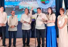 Iloilo’s Gov. Arthur Defensor Jr. takes his oath of office on June 28, 2022 at the Iloilo Provincial Capitol lobby. With him are his younger brother and 3rd District’s Rep. Lorenz Defensor; uncle Prof. Ed Defensor; father, former governor Arthur Defensor Sr.; First Lady Ma. Michaela Camacho Defensor; mother, former first lady Cosette Defensor; and son Lorenzo Arturo. ARNEL JOHN PACULLO/PN