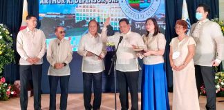Iloilo’s Gov. Arthur Defensor Jr. takes his oath of office on June 28, 2022 at the Iloilo Provincial Capitol lobby. With him are his younger brother and 3rd District’s Rep. Lorenz Defensor; uncle Prof. Ed Defensor; father, former governor Arthur Defensor Sr.; First Lady Ma. Michaela Camacho Defensor; mother, former first lady Cosette Defensor; and son Lorenzo Arturo. ARNEL JOHN PACULLO/PN