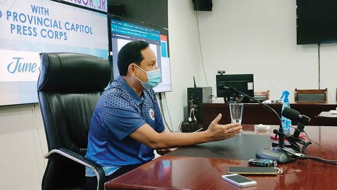 defensor According to Iloilo’s Gov. Arthur Defensor Jr., he used personal funds for his campaign in the recent elections and he mostly spent for the “fundamentals” such as the salaries of people who worked for his campaign. ARNEL JOHN PALCULLO/PN