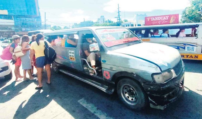 front-pic Will the Local Public Transport Route Plan of Iloilo City result to commuters getting to their destinations quickly, safely and comfortably beginning June 12, 2022? The only way to find out is to implement the plan, not suspend it, according to the city government. Photo shows downtown-bound passengers in Jaro Plaza checking a traditional jeepney if it still has sufficient seats for them. ARNEL JOHN PALCULLO/PN