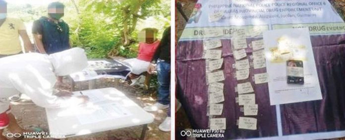 jordan-shabu A police operative check the plastic sachets of suspected shabu recovered in a buy-bust operation in Barangay Balcon Maravilla, Jordan, Guimaras. PHOTO FROM JORDAN MPS