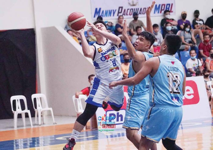 Bacolod BingoPlus’ Aaron Jeruta was forced to a tough basket by the defense of Batangas City Embassy Chill’s Darwin Lunor. MPBL PHOTO