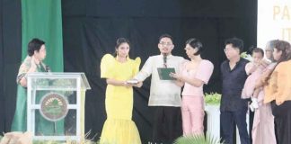 Mayor Dexter Mationg Calizo of Balete, Aklan takes his oath of office before Provincial Prosecutor Ma. Maya Bien Mayor-Tolentino.