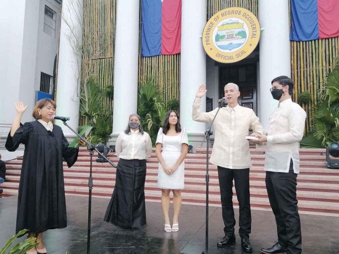 news-dom-bong Negros Occidental’s Gov. Eugenio Jose Lacson take his oath for his second consecutive term at the provincial capitol in Bacolod City. PHOTO BY DOMINIQUE GABRIEL G. BAÑAGA