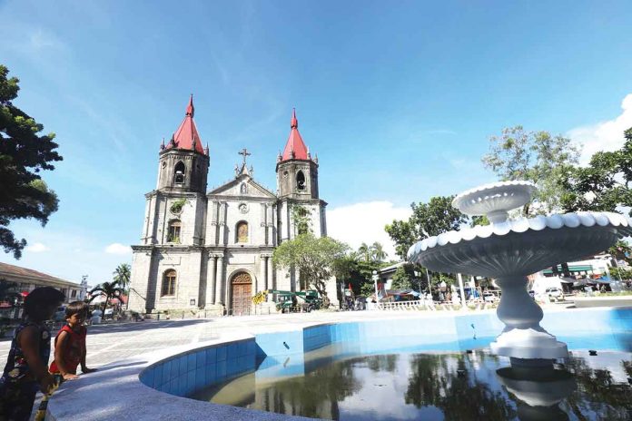 news-glenda-fountain This fountain at the newly restored Molo public plaza in Iloilo City is an added attraction to the district. The plaza never had a fountain. CITY MAYOR’S OFFICE PHOTO