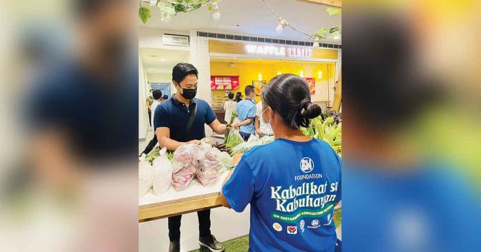 sm-ksk-trade-fair The Kabalikat sa Kabuhayan program of SM Foundation Inc. has embarked on a sustainable project to provide opportunities for farmers to market their produce.