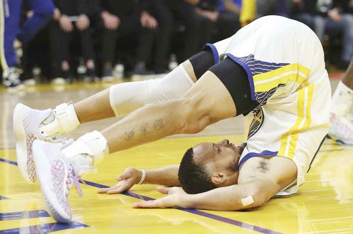 sports-NBA Steph Curry scores 34 points for the Golden State Warriors in the Game 1 loss to the Boston Celtics. AP