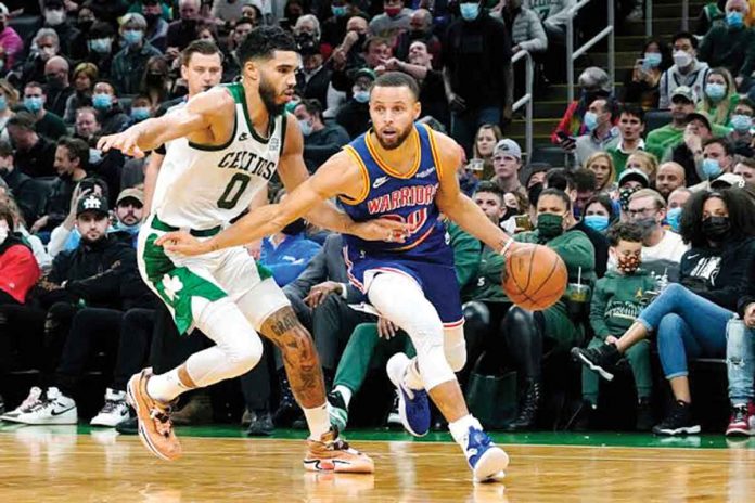 sports-WV Golden State Warriors’ Stephen Curry dribbles the ball as he is being defended by Boston Celtics’ Jayson Tatum during their 2021-2022 NBA Regular Season game on Dec. 17, 2021 at the TD Garden in Boston, Massachusetts. AP
