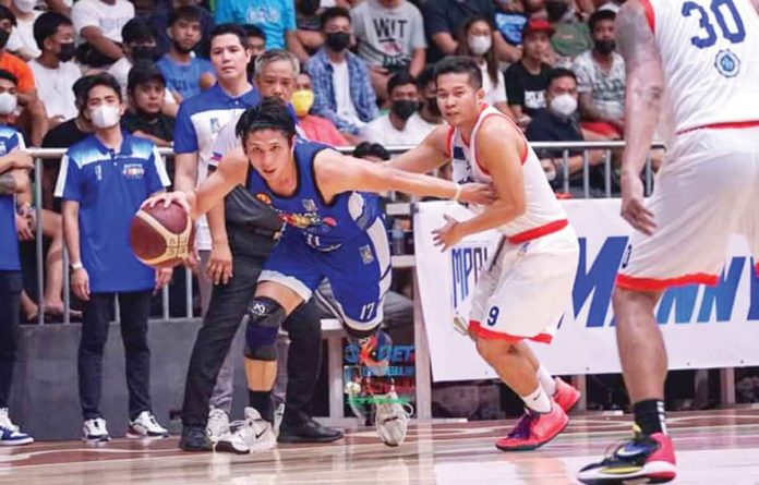 sports-bacolod Bacolod-Bingo Plus’ Alwyn Alday attempts to blow past the defense of Manila David Roxas Construction Stars’ Marvin Lee. MPBL PHOTO
