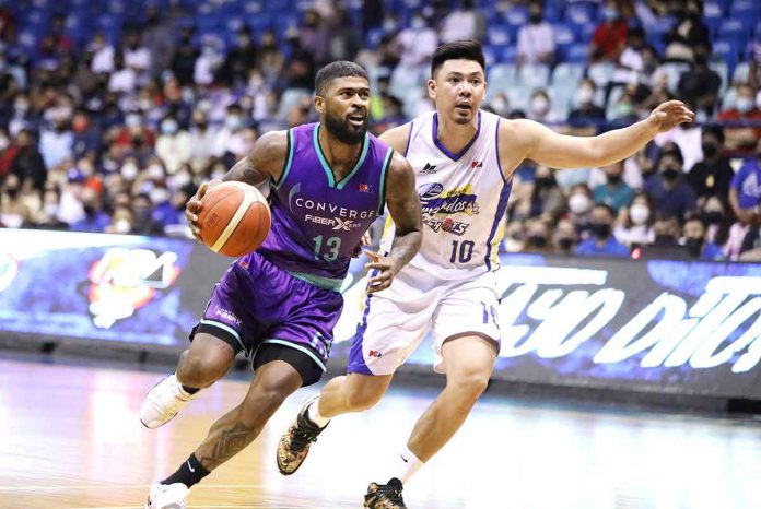 sports-converge Converge FiberXers’ Maverick Ahanmisi dribbles away from the defense of Magnolia Chicken Timplados Hotshots’ Ian Sangalang. PBA MEDIA BUREAU