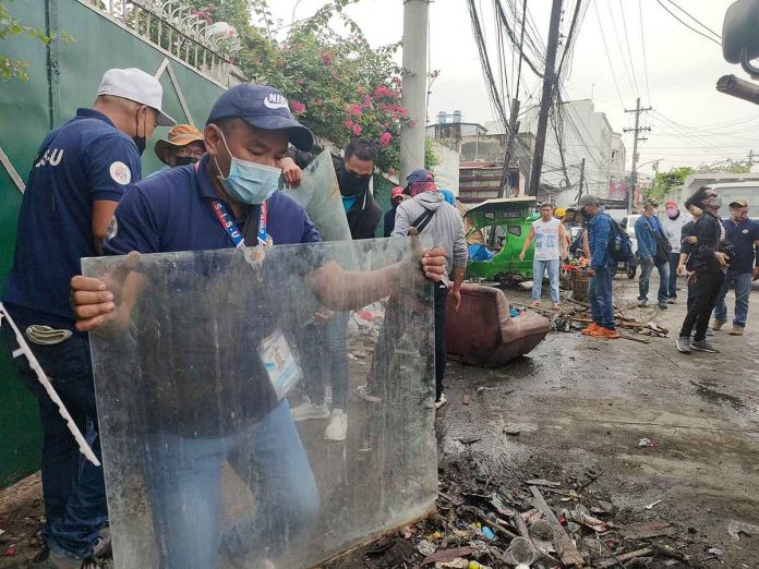 1 Obstructions encroaching on Iloilo City’s roads are being removed. The city government has revived its campaign to clear public spaces of illegal structures. ARNEL PALCULLO/PN