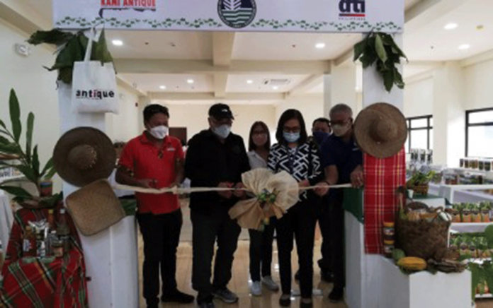 antique-gallery Antique Provincial Environment and Natural Resources Office (PENRO) officer Andres Untal (second from left) leads the opening of the local products gallery in the lobby of the PENRO office in Barangay Maybato, San Jose de Buenavista, Antique on June 20, 2022. Untal, who was joined by Kapatid Mentor Me, Inc. president Aben Ortega (left) and Department of Trade and Industry information officer Lynna Joy Cardinal (right) with other PENRO officials, says they are highlighting the biodiversity enterprises in support of their ridge-to-reef approach for the development of the ecosystem. PNA PHOTO BY ANNABEL CONSUELO J. PETINGLAY