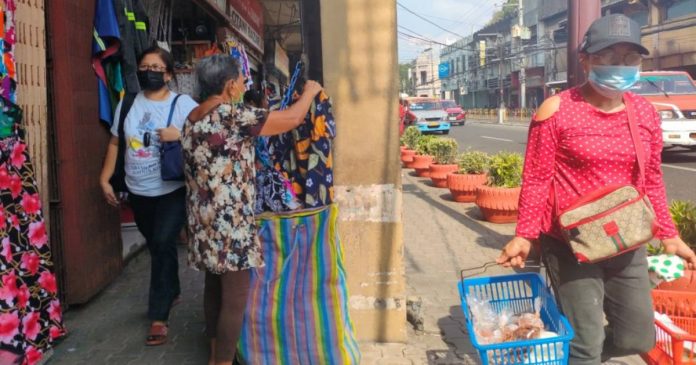 Travel restrictions and lockdowns are no longer options despite the increasing COVID-19 infections, according to the Iloilo City government. “We have to live with this (disease). Protection na gid lang,” says Mayor Jerry Treñas. Photo shows masked people in downtown Iloilo City. PN PHOTO