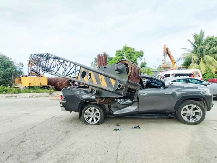 crane3 The hydraulic hose of a crane's boom snapped while lifting steel bars at the Aganan Flyover construction site in Pavia, Iloilo. The boom then went haywire and hit a pickup. Arnel Palcullo/PN