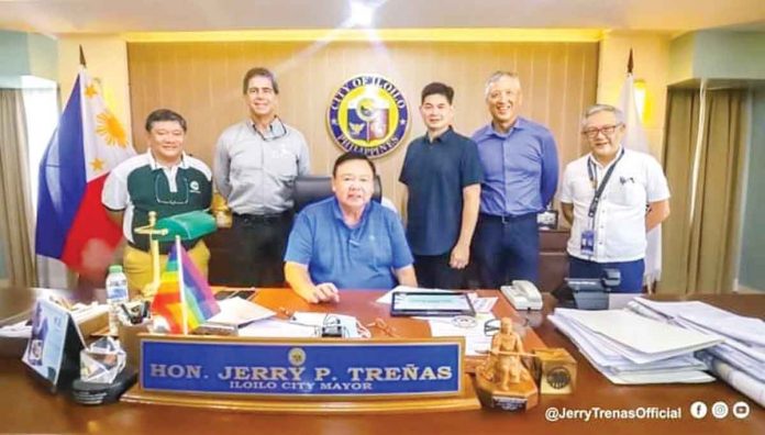 front-MORE Executives of Global Electric Transport led by former Taguig City mayor Freddie Tinga (third from right) pay a courtesy visit to Iloilo City’s Mayor Jerry Treñas (seated). Global Electric Transport is a supplier of mass electric mobility service in the Philippines. Accompanying them is the president of MORE Electric and Power Corporation, Roel Castro (extreme left).