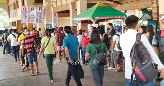 Is the crowding of passengers at transport terminals such as this one in Barangay Tagbak, Jaro, Iloilo City considered mass gathering? The city government’s COVID-19 Team has vowed to enforce health protocols down to the barangay level. ARNEL JOH PALCULLO/PN