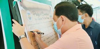 Gov. Arthur Defensor Jr. of Iloilo and Reginaldo Guillen, regional nutrition program coordinator of the National Nutrition Council, sign the “Pledge of Commitment” to make the province malnutrition-free on Monday morning, July 4, at the Iloilo provincial capitol lobby during the kick-off program for the Nutrition Month celebration with theme, “New Normal na Nutrisyon, Sama-samang Gawan ng Solusyon.” IME SORNITO/PN