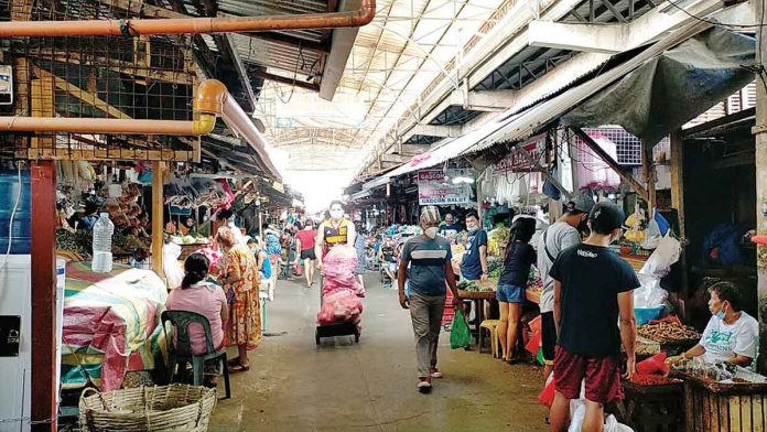 front-pic Vendors and customers wear facemasks at the Iloilo Terminal Market, but others are not wearing them properly. The city government of Iloilo is redeveloping this market into a sustainable multi-use complex with modern, clean and convenient facilities. PN PHOTO