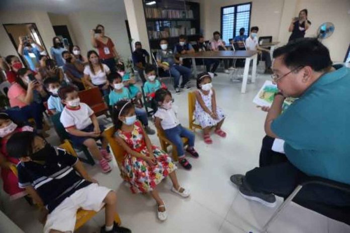 library Mayor Jerry Treñas lead the launching of a temporary library with a story-telling session for children at Sta. Filomena Day Care Center in Arevalo district. PIA-6 / ILOILO CITY PIO PHOTO