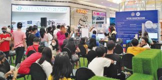 Eligible people young and old in Roxas City gather at a mall for voters’ registration so they could vote in the Dec. 5, 2022 barangay and Sangguniang Kabataan elections. PIA-CAPIZ PHOTO