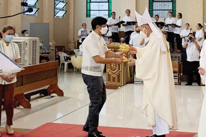 news-advincula SEEKING DIVINE GUIDANCE. President Ferdinand Marcos Jr. gives an offering during a Mass officiated by Manila Archbishop Jose Cardinal Advincula, a native of Capiz, at the San Miguel Parish Church inside the Malacañang compound on July 1, 2022. Marcos attended the Mass with Vice President Sara Duterte Carpio and some of his Cabinet officials. CBCP PHOTO