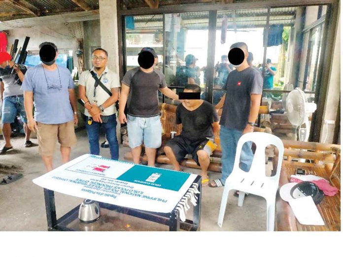 news-bust Undercover policemen arrest a drug suspect in Barangay Poblacion, Bingawan, Iloilo. PRO-6 PHOTO