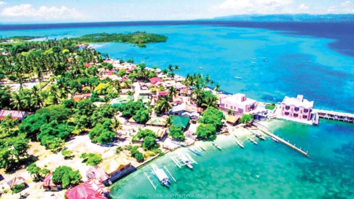 news-dom-tourist Sipaway Island is detached from mainland San Carlos City in Negros Occidental and can be reached in 15 to 20 minutes by motorized boat. Sipaway promotes community-based resource management and highlights community involvement in the protection of tourist spots. PHOTO BY SYMON MERCADO