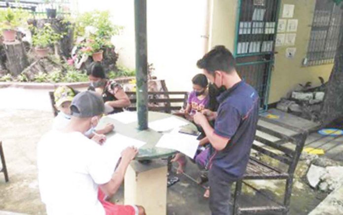 Parents and learners troop to the Balabago Elementary School in Iloilo City. Enrollment for school year 2022-2023 started July 25. PHOTO BY DEPED WESTERN VISAYAS