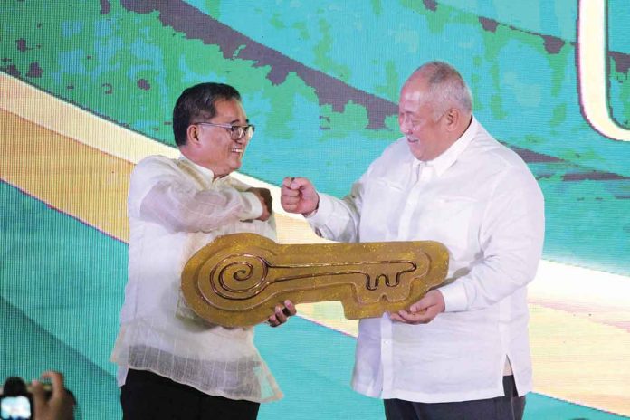 region-ime-guimaras-nava Former Guimaras governor Samuel Gumarin (left) hands the “key of responsibility” to his successor, Gov. JC Rahman Nava. PHOTO FROM PROVINCE OF GUIMARAS FACEBOOK PAGE