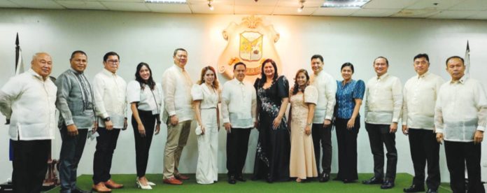 sangguniang-panlalawigan-iloilo Members of the Sangguniang Panlalawigan of Iloilo with Gov. Arthur Defensor Jr. and Vice Gov. Christine Gari