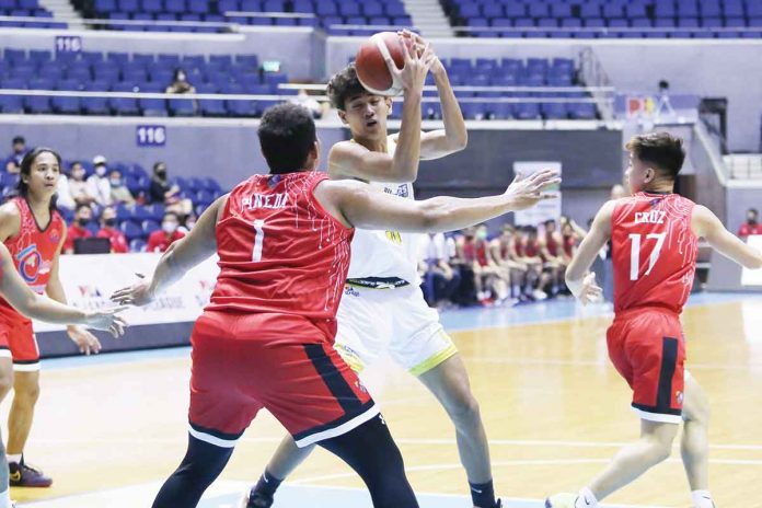 sports-UST Builders Warehouse-UST Growling Tigers’ Angelo Crisostomo loses control of the ball after being defended by AMA Online Educatuon Titans’ Arthur Pineda. PBA MEDIA BUREAU