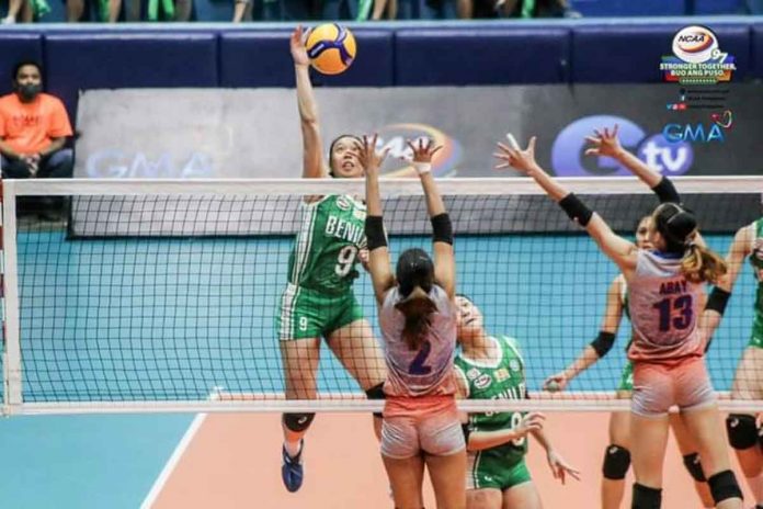 sports-blazing-pic-and-caption College of St. Benilde Lady Blazers’' Jhasmin Gayle Pascual scores against the defense of Arellano University Lady Chiefs’ Charmina Dino. NCAA PHOTO