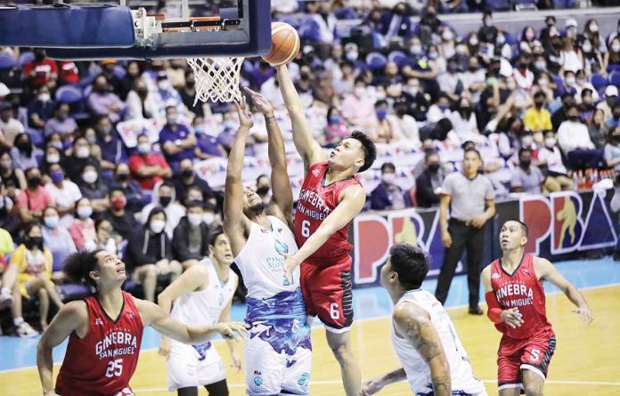 sports-ginebra Barangay Ginebra San Miguel Kings’ Earl Scottie Thompson attacks the defense of Phoenix Super LPG Fuel Masters’ Jason Perkins for a layup. PBA MEDIA BUREAU