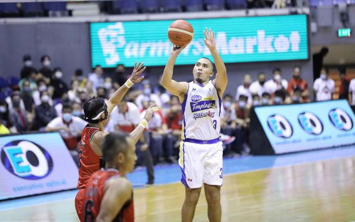 sports-magnolia-pic-and-caption Magnolia Chicken Timplados Hotshots’ Paul Lee attempts an outside shot while being defended by Blackwater Bossing’s Barkley Ebona. PBA MEDIA BUREAU