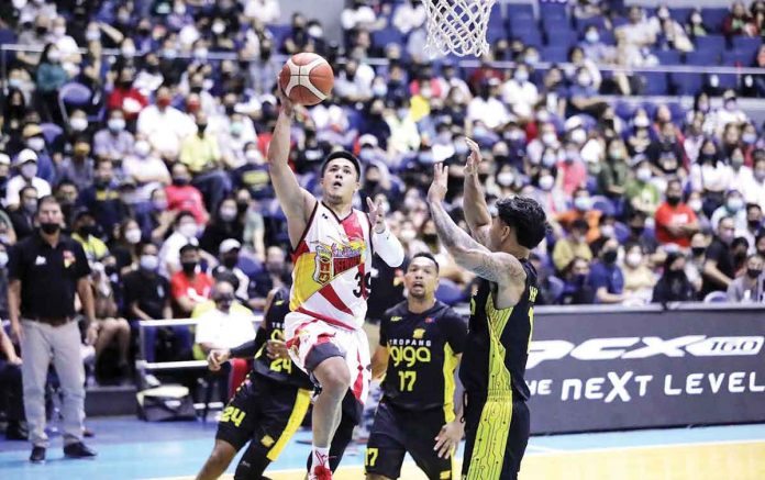 sports-san Ilonggo Jericho Cruz of San Miguel Beermen goes for a floater while being defended by TNT Tropang Giga’s Glenn Khobuntin. PBA MEDIA BUREAU