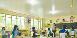 Majority of the public elementary, integrated and secondary schools in Western Visayas opt to use blended learning modality until October 31. Blended learning is composed of three days of in-person classes and two days of distance learning. Photo shows the limited in-person classes in Tabucan Elementary School in Iloilo City’s Mandurriao district last May. FILE PHOTO