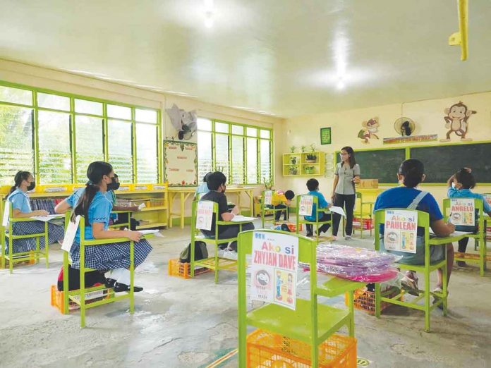 Majority of the public elementary, integrated and secondary schools in Western Visayas opt to use blended learning modality until October 31. Blended learning is composed of three days of in-person classes and two days of distance learning. Photo shows the limited in-person classes in Tabucan Elementary School in Iloilo City’s Mandurriao district last May. FILE PHOTO
