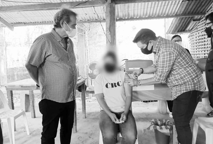 Capiz-mobile-vaxx Capiz Governor Fredenil “Oto” Castro looks out as one of the persons deprived of liberty at Capiz Rehabilitation Center received her COVID-19 booster shot. CAPIZ PHO