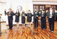 At UPMG induction Romualdez cites media’s role in nation-building House Speaker Martin Romualdez (left) spearheads the oath-taking of the newly-elected United Print and Multimedia Group officers and board of directors at the House of Representatives on Wednesday, Aug. 10. Present during the induction ceremony are UPMG president Barbie L. Atienza of Manila Bulletin, vice president Jay R. Sarmiento of PhilSTAR Media Group, secretary Angel V. Guerrero of Adobo Magazine, treasurer Sherly O. Baula of Chinese Commercial News, PRO Jong R. Arcano of Philippine Daily Inquirer, director Vivienne A. Motomal of the Journal Group of Publications, director Annie F. Grefal of Manila Standard, and director Jeanette F. Dominguez of BusinessWorld. (Not in the photo are auditor Roda Alonzo Zabat of Manila Times, credit and review board head Rowena D. Dote of ABS-CBN Publishing, and chief of staff Badette M. Cunanan of Manila Bulletin.) PHOTO BY MICHAEL VARCAS